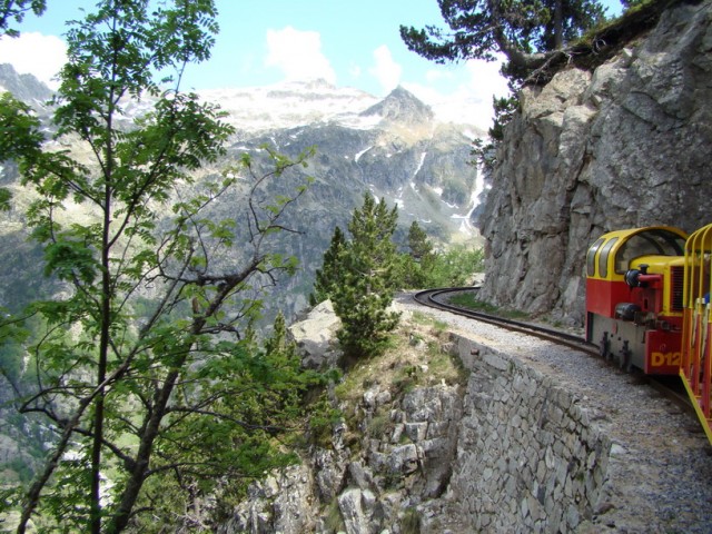Поезд в горах.