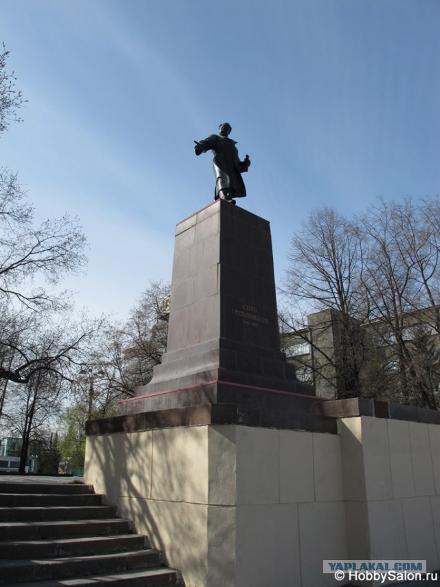 В Ревде уже шестой час пытаются разломать памятник Ленину.