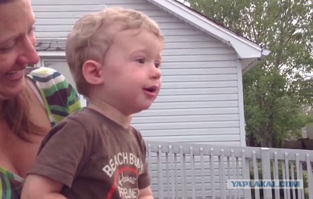 Малыш наблюдал за приближением поезда