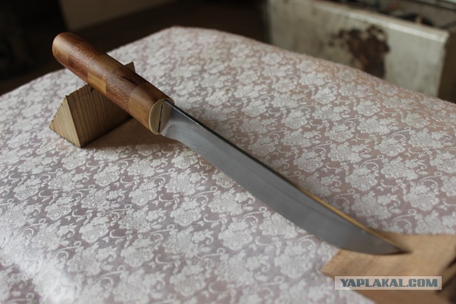 Нож с рукоятью полосатой