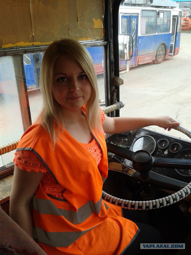 Девушка на тракторе