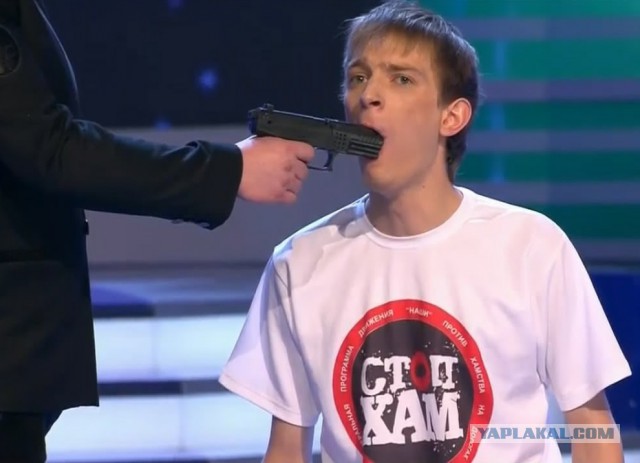 Активисты «СтопХам» придрались к автобусу ОМОН в центре Москвы и были жестко задержаны