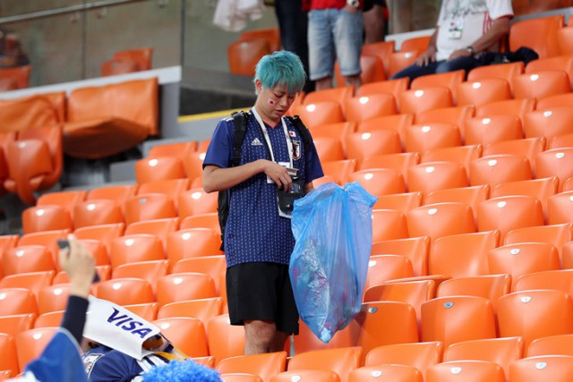 Почему японцы убирают за собой мусор на стадионе?