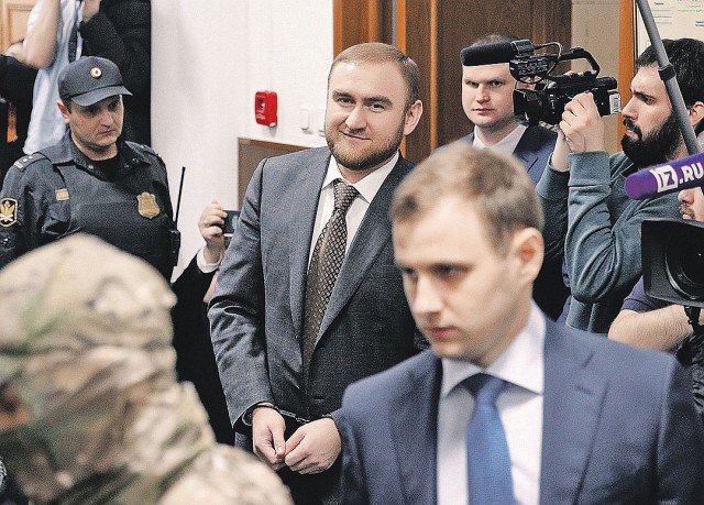 Сенатор Арашуков «опоздал» на свой арест и попытался сбежать