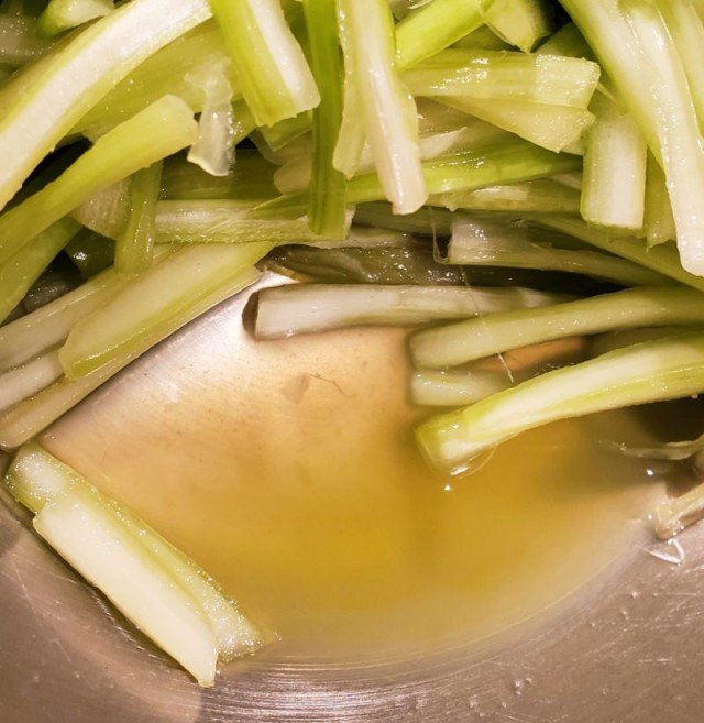 Цыпа Сельдереевна. Курица,лук,сельдерей.