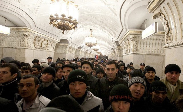Медведев призвал упростить порядок привлечения трудовых мигрантов