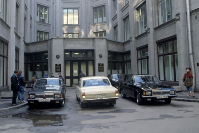 В Госдуме предложили распродать иномарки чиновников на аукционе