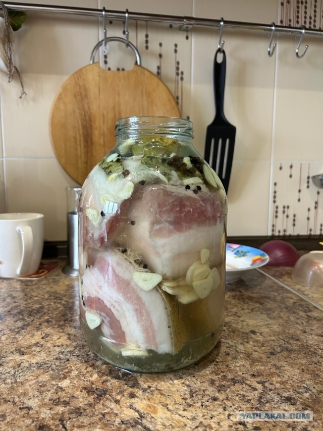 Солили с дедушкой сало