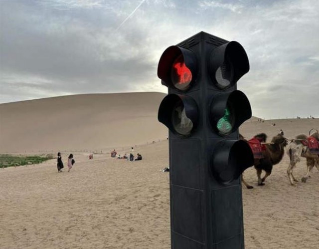 «Верблюжьи светофоры» используют в китайской пустыне Кумтаг. Это нужно, чтобы избежать пробок, связанных с популярностью катаний на «кораблях пустыни»