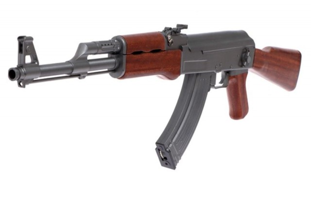 В Москве абитуриент пришел подавать документы в университет с электропневматическим автоматом наперевес