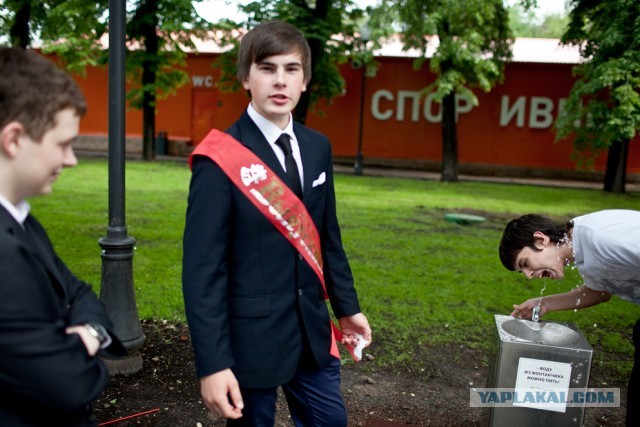 Школьницы на последнем звонке 2013