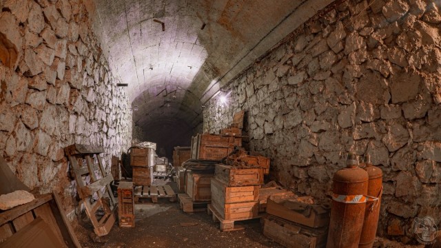 Показываю где "прятали" дефицит в СССР — это огромный подземный холодильник. Его вместимость 200 ЖД вагонов провизии!