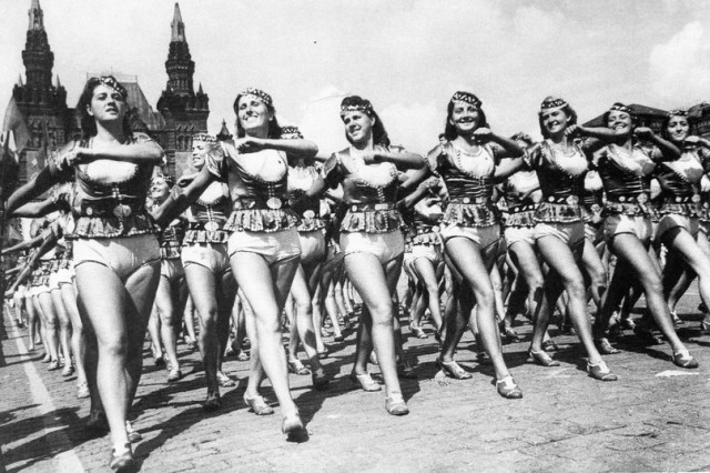 Российские школьницы станцевали тверк.