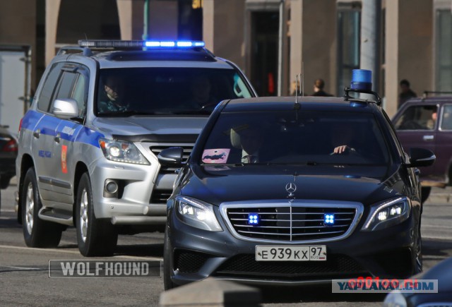 Сопровождение кортежа врезалось в гражданское авто