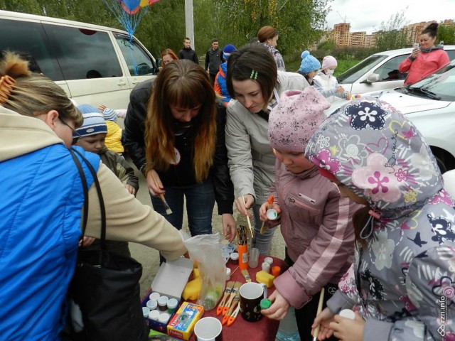 Взрыв эмоций. Дети с онкологией в Рязани разрисовали машины добровольцев