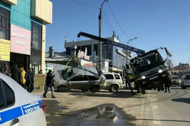 В Иркутске у машины эвакуатора отказали тормоза — и она на полном ходу влетела в супермаркет