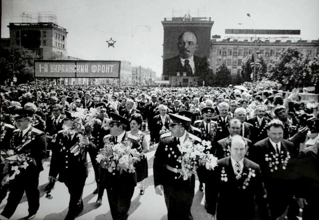 В Саратове ко Дню Победы появились плакаты с радостными фашистами