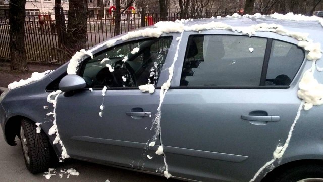 К приезду Путина в Екатеринбурге заливают монтажной пеной канализационные люки