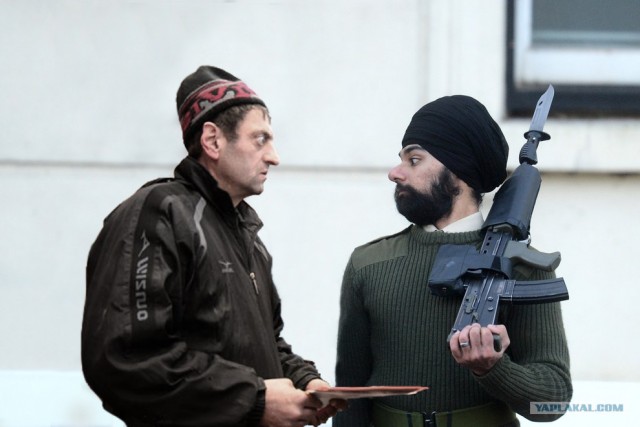 Фотожаба: Приставы и страховщики.