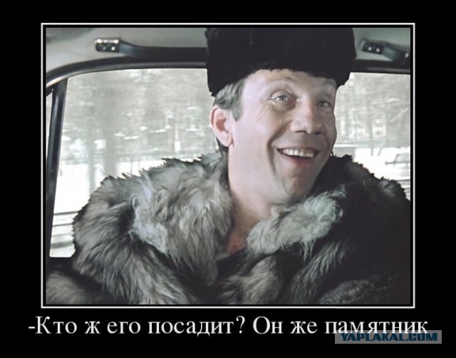 Статуе Флойда уже второй день кто-то подкладывает в руку банан