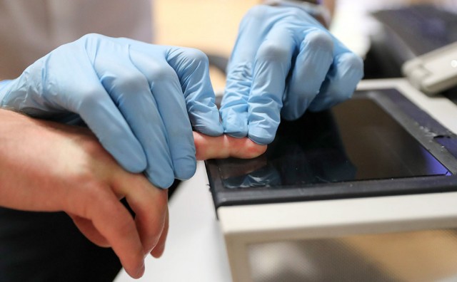 Путин подписал закон об обязательном снятии отпечатков пальцев и биометрической регистрации всех трудовых мигрантов