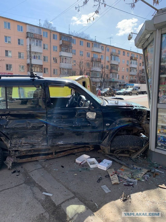 Один человек погиб, шестеро пострадали в ДТП со "скорой" в Твери