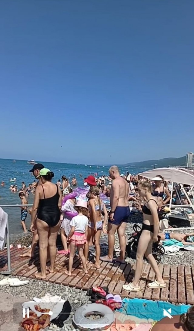 «Так плохо не было даже в пандемию, мамой клянусь!» Почему в Сочи мало туристов и не помогла даже трагедия с мазутом в Анапе