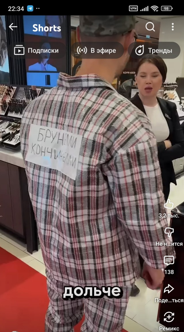 Заехала жена в сельский магазин...