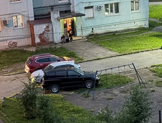 Мужчина ударил подростка из-за мяча, попавшего в его джип в Приморье