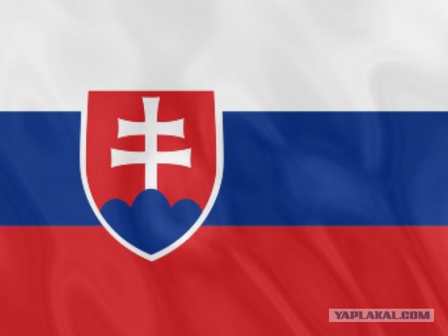 Бриты осквернили флаг России: мочатся на него, плюют, подтирают зад и втаптывают в грязь