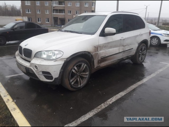 Во Владимире водитель на BMW X5 обиделся, что его не пропустили, устроил ДТП и скрылся