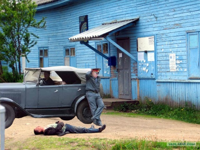 Задумчивый милиционер и его машина