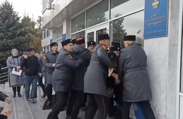 Полиция начала проверку после избиения казаками общественников у администрации Анапы