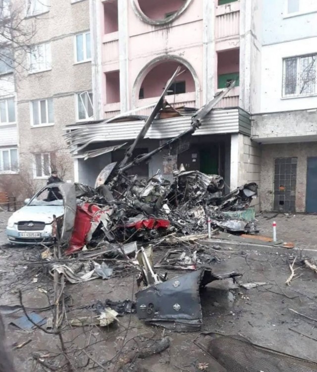 В Броварах под Киевом рядом детским садом упал вертолет.