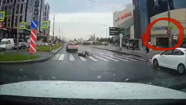 Велопи...р решил проскочить на красный в СПБ