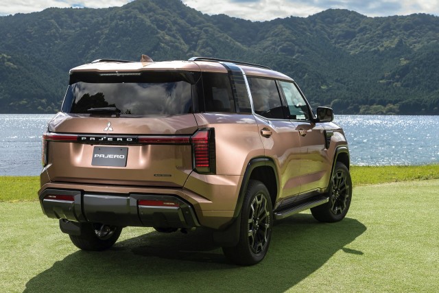 Новый Pajero выходит на рынок Японии по цене от 6 193 000 иен (около 3,2 млн рублей).