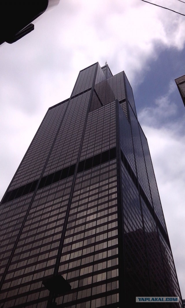 С небоскреба Willis Tower падают кирпичи