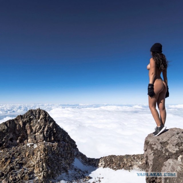 Модель Playboy осудили за обнаженные фото на фоне священного вулкана