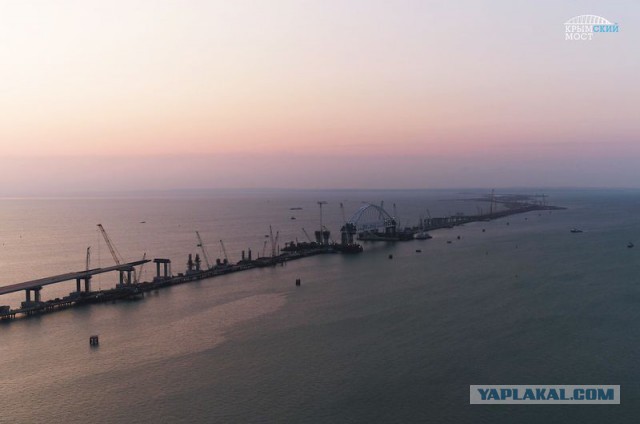 Строители подняли железнодорожную арку Крымского моста на проектную высоту – 35 метров над уровнем моря