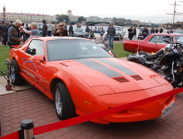 Авто Вернисаж на Неве.