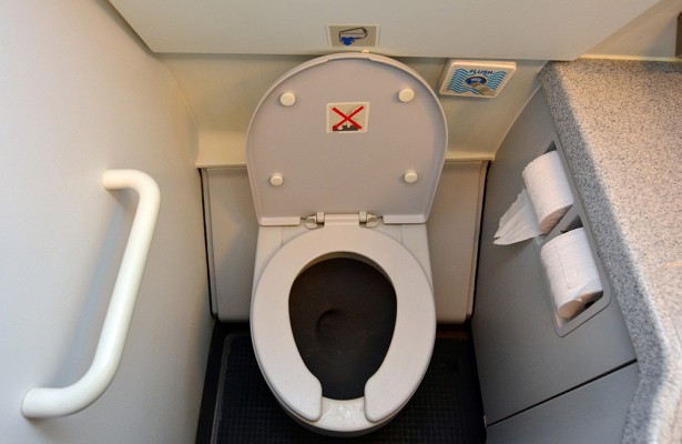 Россиянка нашла миллион рублей в туалете самолета