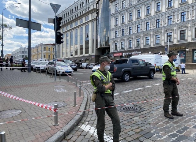 Мужчина угрожает взорвать бомбу в банке киевского бизнес-центра