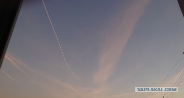 Помощник дежурного в ФСБ по Новосибирской области принимает жалобу на полосы от самолетов в небе