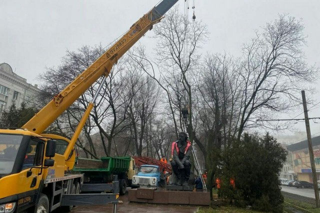 В Днепропетровске снесли памятники Горькому и Чкалову