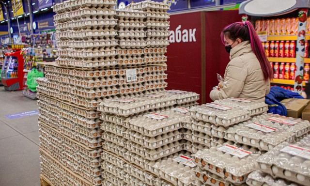 Производители пояснили, с чем связан резкий рост цен на яйца и курицу