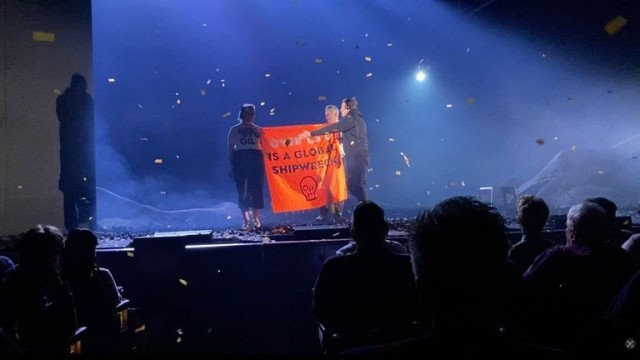 Активисты сорвали спекталь с участием Сигурни Уивер