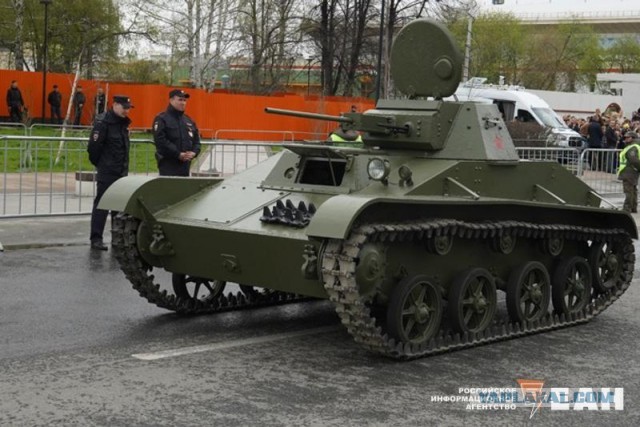 Торжественное шествие раритетной техники в День Победы прошло в Верхней Пышме. Фото