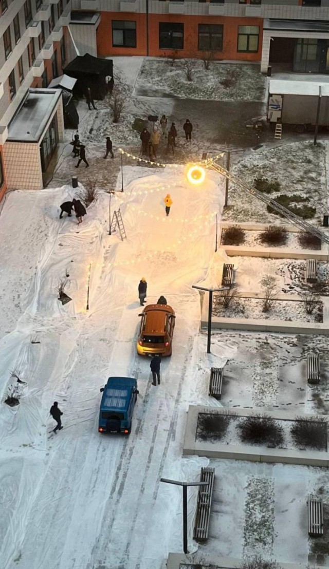 В Москве начали стелить рулонный снег, чтобы не ждать настоящий
