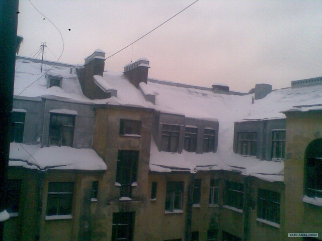 Окно заваливает снегом (4 фото)