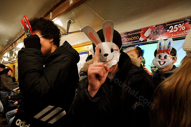 Зайцы в метро (7 фото)